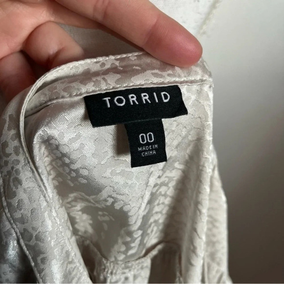 TORRID • IVORY JACQUARD BUTTON FRONT BLOUSE - Picture 7 of 8